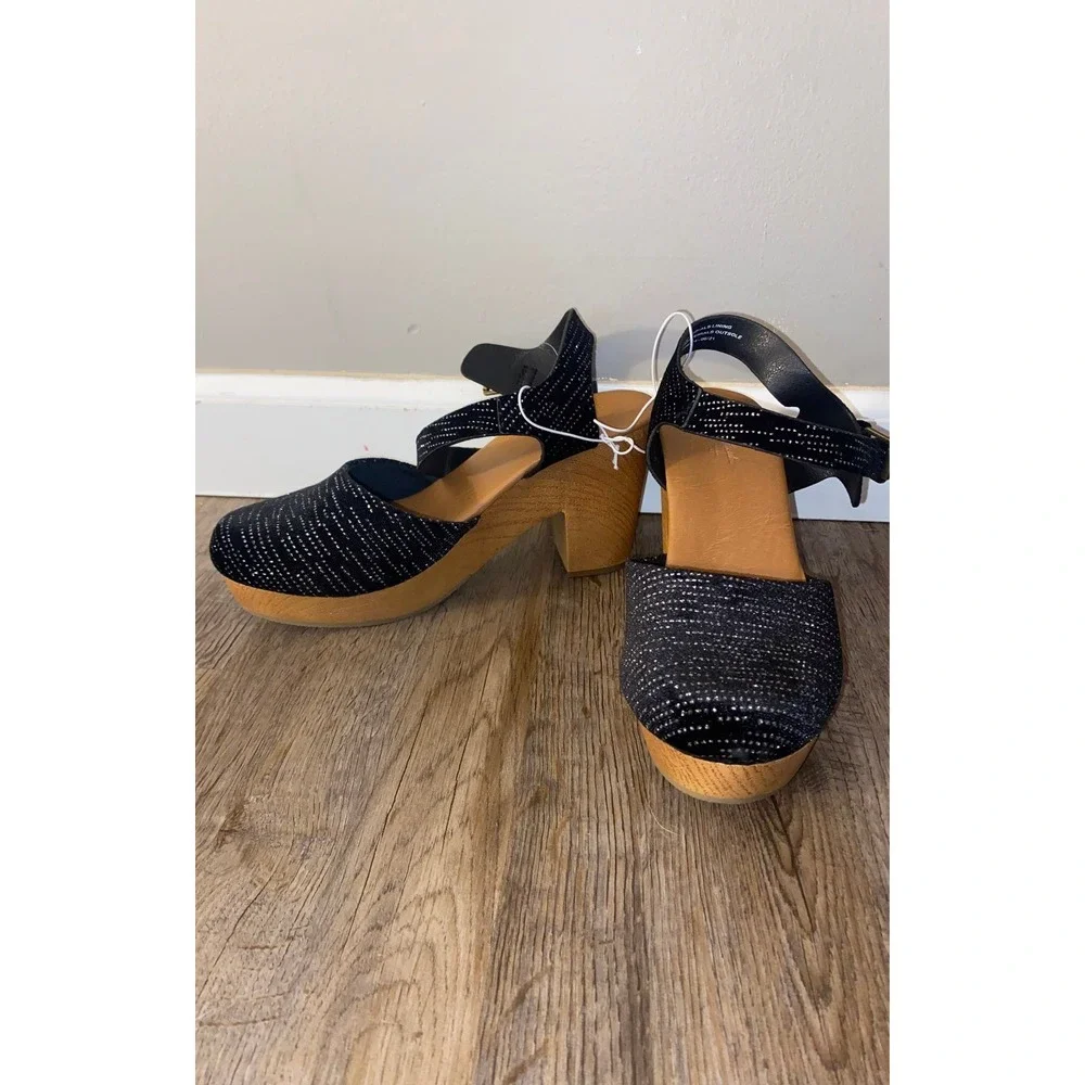 NWT Universal Thread Black/Glittery‎ Wedges sz 7